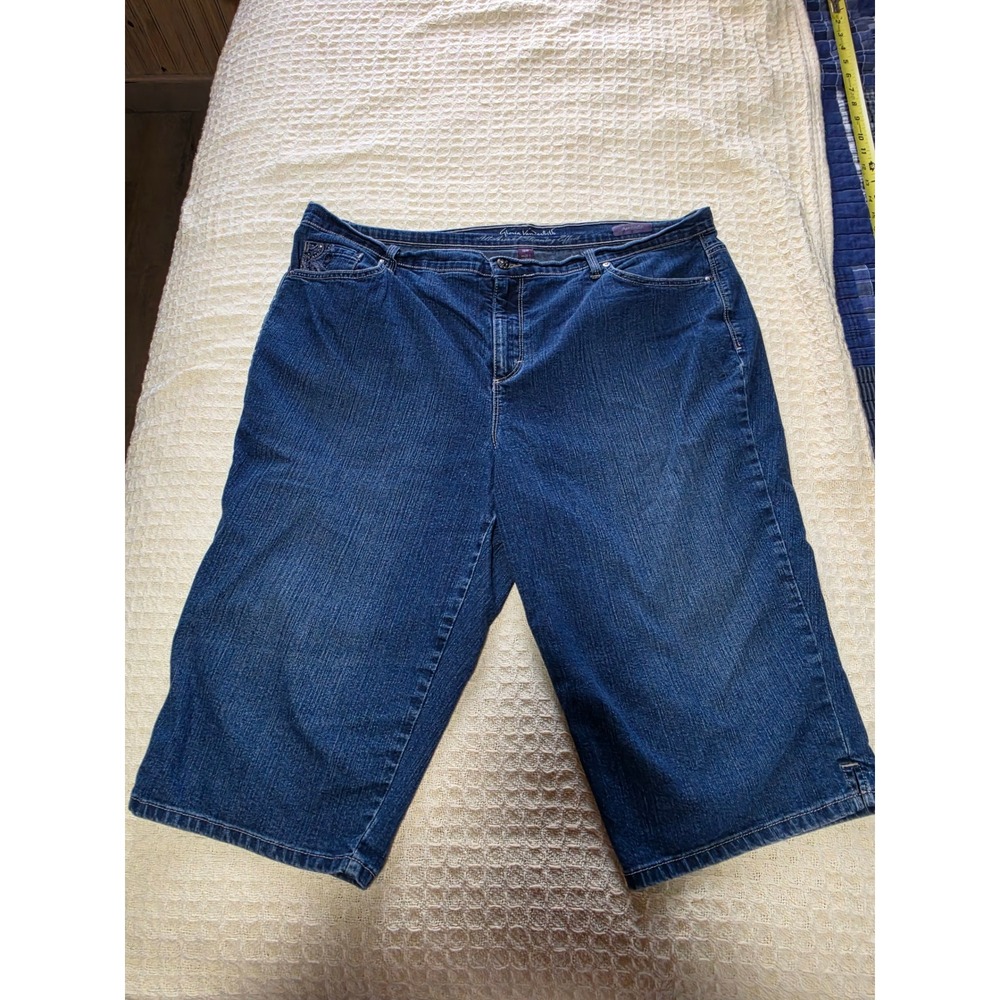 Gloria Vanderbilt Amanda Slimming Denim Bermuda Shorts Blue Embroidered 18W